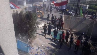 Photo of العراق .. محتجون يهدمون “بالجرافات”  مقار أحزاب موالية لإيران