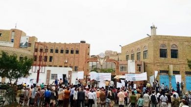 Photo of تعز..تظاهرة حاشدة للمطالبة بالقبض على جنود متهمين بقتل مواطن طالب بتسليم منزله