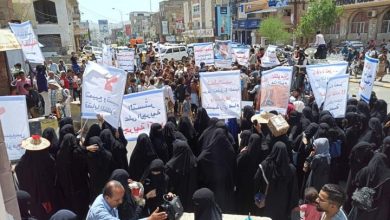 Photo of تعز..وقفة احتجاجية تطالب قيادة المحور بتسليم قتلة ” محمد مهدي “