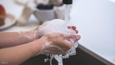 Photo of دراسة تحسم الجدل حول مدة عيش فيروس كورونا على اليدين