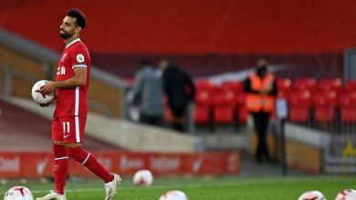 Photo of نادي وست هام الإنجليزي يعاقب أحد مشجعيه بسبب عنصريته ضد محمد صلاح