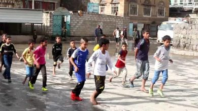 Photo of ذمار..مجموعة شبان يحولون موقف سيارات إلى ملعب لكرة القدم
