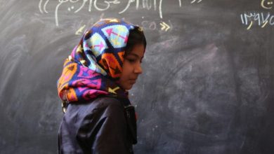Photo of آية… طفلة تحلم بالجلوس على كرسي في المدرسة