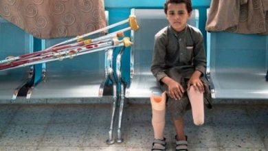 Photo of بعد بتر ساقه..صحيفة بريطانية تطلق على طفل يمني لقب بطل