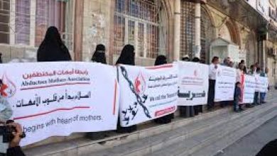 Photo of أمهات المختطفين: جماعة الحوثي تمنع إدخال ملابس شتوية وأدوية للمختطفين وتبيعها لهم بأثمان باهظة