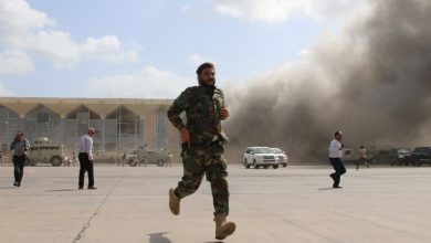 Photo of حكومة هادي تحمّل إيران مسؤولية قصف مطار عدن