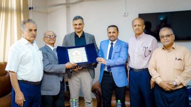 Photo of محافظ عدن  يكرم الفنان الكبير محمد عطروش بدرع تذكاري