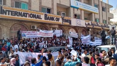 Photo of طلاب وأكاديميي جامعة تعز ينفذون وقفة احتجاجية