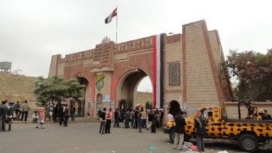 Photo of طلاب حوثيون يعتدون على أستاذ جامعي انتقد قانون الزكاة الحوثي