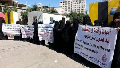 Photo of مليشيا الحوثي تحرم أسر المختطفين والمخفيين في سجونها من المساعدات الإنسانية