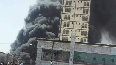 Photo of اندلاع حريق هائل في سوق سوداء للوقود بصنعاء