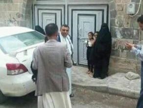 Photo of أب يعقد قران طفلتيه لرجلين من كبار السن والأم تلجأ إلى اتحاد نساء اليمن في إب