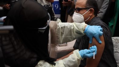 Photo of الصحة اليمنية تدشن  حملة التلقيح ضد فيروس كورونا