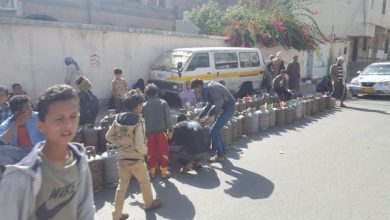 Photo of مليشيا الحوثي تفتعل أزمة في الغاز المنزلي  لليوم الثالث في رمضان