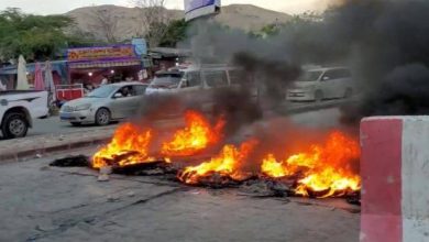 Photo of محتجون يغلقون ميناء المكلاء ويقطعون الطرقات احتجاجاً على انقطاع الكهرباء
