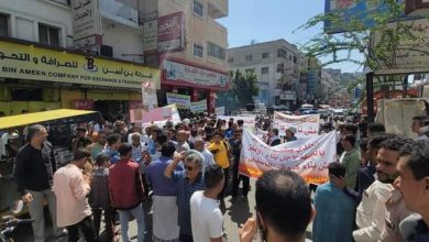 Photo of مظاهرات في تعز إحتجاجا على تردي الخدمات العامة ومطالبة بمحاسبة المسؤولين الفاسدين