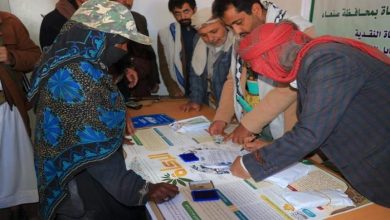 Photo of الحوثيون يسقطون مئات الفقراء من كشوفات المساعدات الزكوية