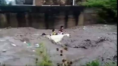 Photo of إب.. العثور على جثتي امرأة وطفل  بعد  ان جرفتهما السيول