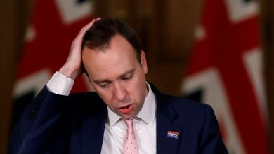 Photo of حكومة بريطانيا تحقق في تسريب لقطات فاضحة أجبرت وزير الصحة على الاستقالة