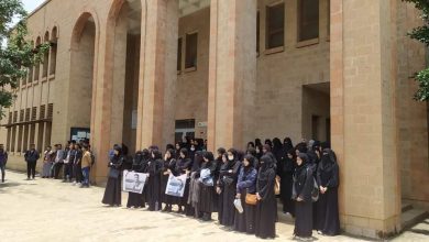 Photo of وقفة احتجاجية في جامعة صنعاء للمطالبة بالكشف عن قتلة الدكتور “محمد نعيم”