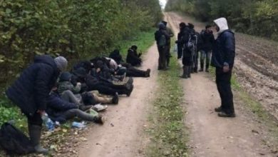 Photo of وزارة الخارجية: 8 من المهاجرين اليمنيين عادوا من الحدود البولندية البيلاروسية ونتابع بقية العالقين