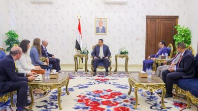 Photo of رئيس الوزراء يستقبل السفير البريطاني لدى اليمن في العاصمة عدن