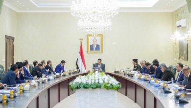 Photo of الحكومة ترحب بتصريحات الرئيس الإمريكي لإعادة تصنيف الحوثي جماعة إرهابية