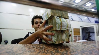 Photo of عدن..العملة المحلية تعاود انهيارها لتتخطى حاجز الألف ريال مقابل البيع للدولار الواحد