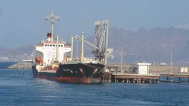 Photo of الحوثيون يعلنون  عن سيطرتهم على سفينة الشحن الإماراتية بالقرب من ميناء رأس عيسى ..والتحالف يطالب بإخلاء سبيلها فورا