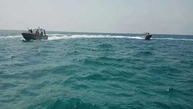 Photo of تدمير زورق بحري حوثي وفرار 5 آخرين وخسائر غداة مقتل 10 بحجة