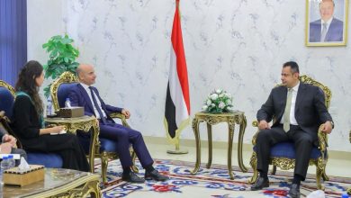 Photo of رئيس الوزراء يناقش مع السفير الفرنسي التحديات الاقتصادية وتطورات خزان “صافر” في ظل استمرار التصعيد الحوثي