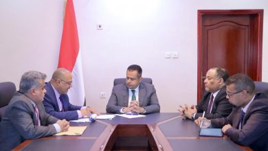 Photo of الحكومة تدعو المنظمات الدولية لتنفيذ مشاريع تنموية تعالج التدهور الاقتصادي وتخفيف الأزمة الإنسانية