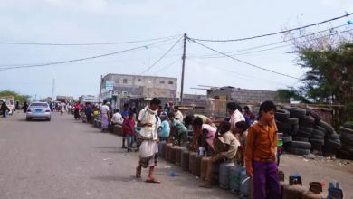 Photo of أزمة غاز خانقة تشهدها المخا وسط اتهامات ببيع نصف حصة المديرية في السوق السوداء