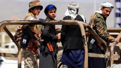 Photo of أهالٍ يقطعون شارعاً في تعز احتجاجاً على إعدام الحوثيين ثلاثة من أبنائهم