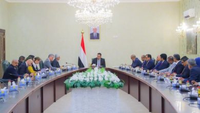 Photo of عدن..الحكومة تعقد جلسة مباحثات مع وفد البنك الدولي حول مواجهة التحديات الاقتصادية في اليمن