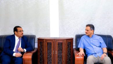 Photo of محافظ عدن ووزير النفط  يبحثان آليات التنسيق المشترك لتوفير المشتقات النفطية في ظل أزمة الوقود التي تشهدها المدينة