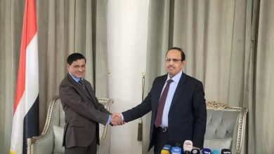 Photo of بن ماضي يتسلم شارة قيادة حضرموت ويشيد بإنجازات المحافظ السابق