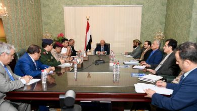 Photo of العليمي  يقيل قيادات عسكرية وأمنية في شبوة على خلفية أحداث عتق الدامية