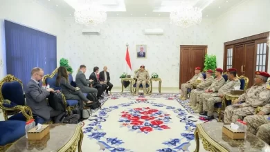 Photo of وزير الدفاع  يؤكد أن الهجمات الإرهابية على المنشآت الاقتصادية تعكس الرفض الحوثي لجهود إحلال السلام
