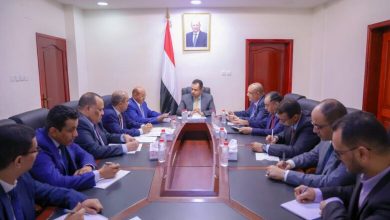 Photo of عدن..لجنة حكومية تناقش قضايا الدين العام والسيطرة على عجز الموازنة العامة للدولة