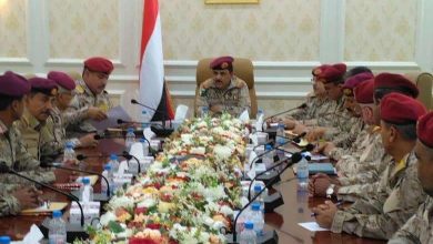 Photo of وزير الدفاع يترأس اجتماعاً بقيادات محور ابين ويشدد على تعزيز الجاهزية القتالية