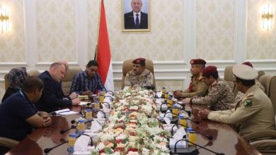 Photo of وزير الدفاع يلتقي وفد بريطاني في عدن ويناقش مكافحة الإرهاب والتهريب