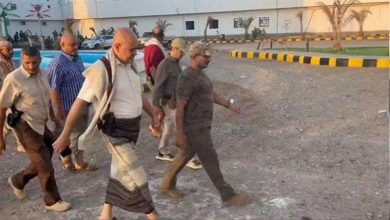 Photo of نجاة محافظ تعز من استهداف بطائرة مسيرة حوثية والحكومة ترد : لن نقف مكتوفي الأيدي