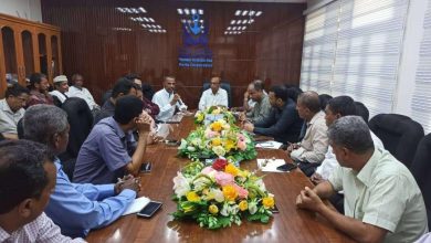 Photo of اجتماع موسع يطالب بإلغاء تصريح التحالف على دخول السفن إلى ميناء المكلا