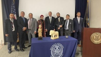 Photo of الحكومة تتسلم ثلاث قطع أثرية استردتها السلطات الأمريكية