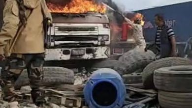 Photo of حريق يلتهم شاحنتين في الساحة الجمركية بمحيط ميناء الحاويات بعدن