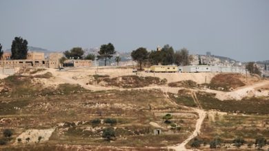 Photo of إعادة دفن قسرية.. مستوطنون يمنعون دفن مسن فلسطيني في قريته