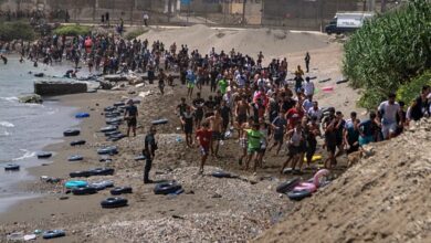 Photo of إسبانيا: عودة نصف المهاجرين بعد موجة عبور غير مسبوقة إلى سبتة